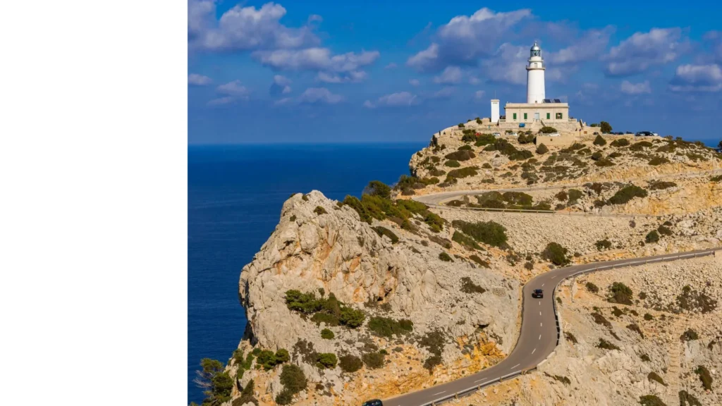 Faro de Formentor y costa mediterránea de Mallorca