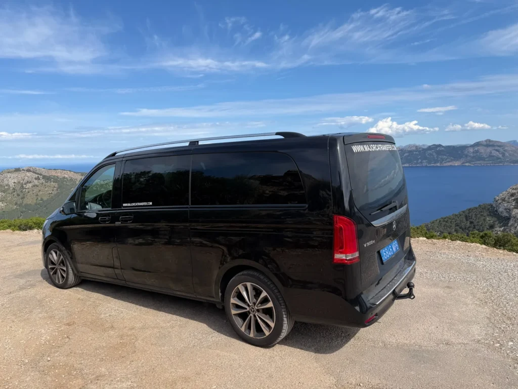 Mercedes V-Class de Majorca Transfer junto a la costa de Mallorca