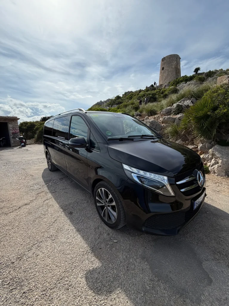 Notre Mercedes Classe V sur une route côtière de Majorque