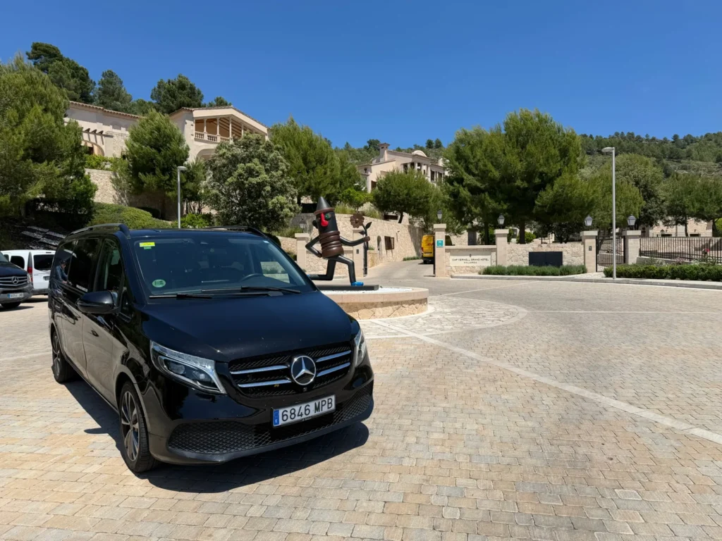 Nuestra Mercedes V-Class en una plaza de Mallorca